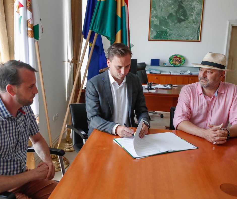 Kovács Márton alpolgármester, Őrsi Gergely polgármester és Bojár Iván András, a 10 millió Fa Alapítvány vezetője a szerződés aláírásán 