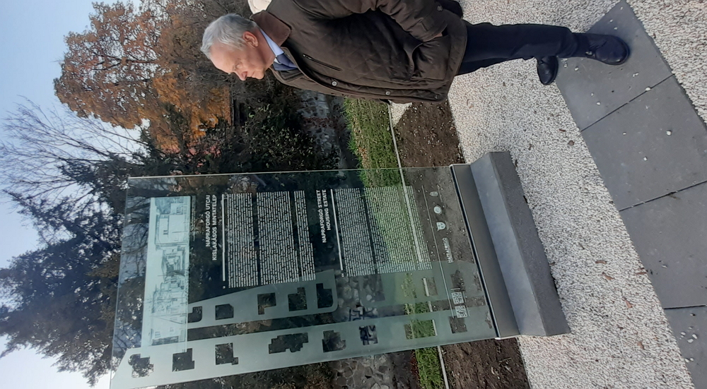 Megyeri Gáborral, a Napraforgó utcai Bauhaus Egyesület elnöke a tábla előtt