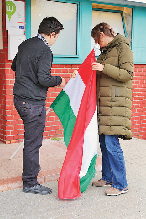 Zászlót adnak át a Marczi épülete előtt