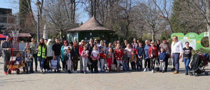Ukrajnai menekült családok az állatkertben