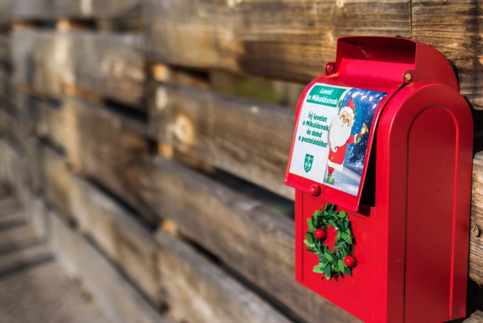 Öt postaládába dobhatják be a gyerekek a Mikulásnak szóló leveleket